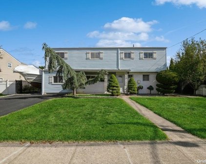 253 W 15th Street, Deer Park