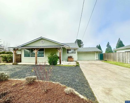 697 Meadowlawn Dr