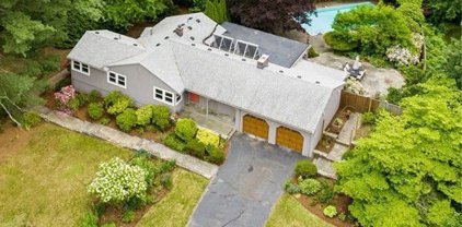 18 Old Farm Rd, Wayland