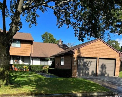 4 Ashley Circle Unit #-, Commack