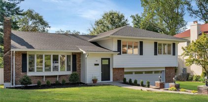 80 Pinewood Road, Manhasset