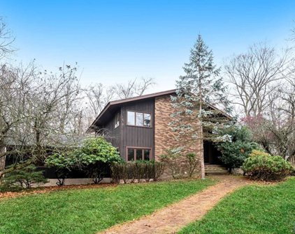 10 Cottontail Trail, Upper Saddle River
