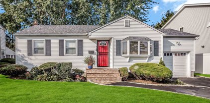 48 Knickerbocker Road, Plainview