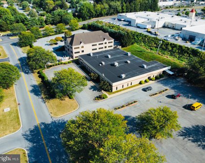 2124 Ambassador Cir, Lancaster