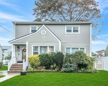 229 Roosevelt Avenue, Freeport