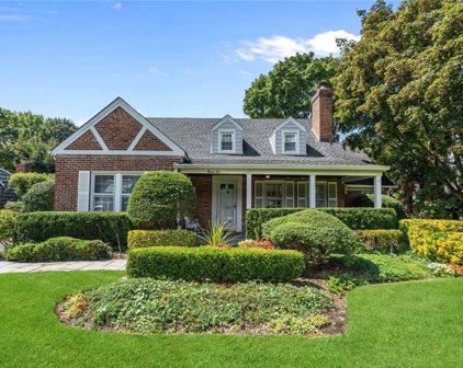 36 Vanderbilt Drive, Great Neck