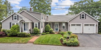 54 Lakeside Dr, Shrewsbury