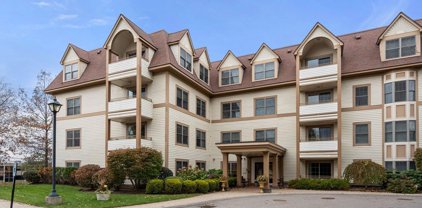 12 Russell Rd Unit 304, Wellesley