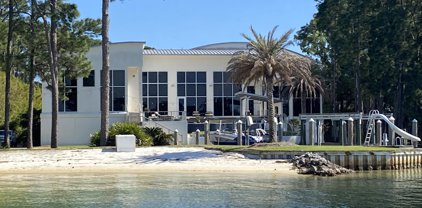 239 NE Ne Yacht Club Drive, Fort Walton Beach
