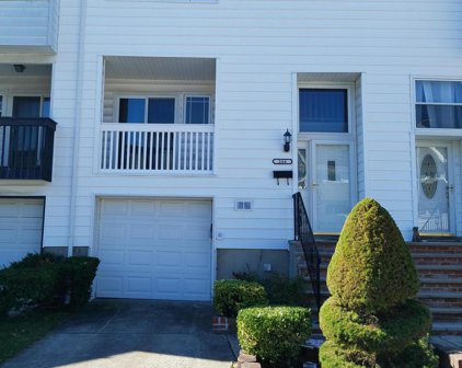266 Dover Green, Staten Island