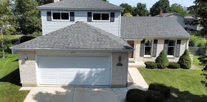 6900 Waterfall Place, Downers Grove