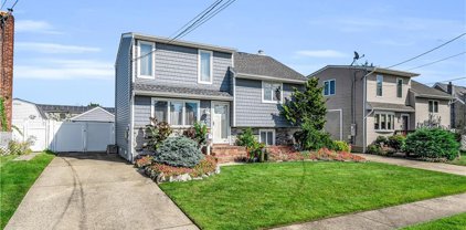 75 East Drive, Copiague