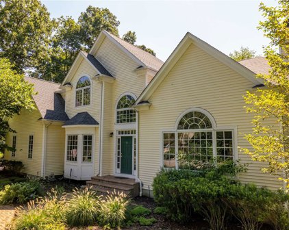 8 Griffen Court, Miller Place