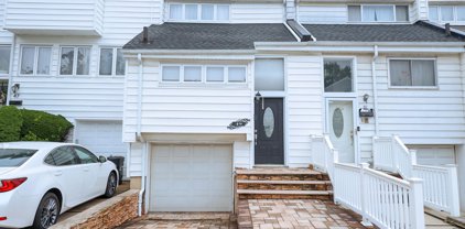 49 Dover Green, Staten Island