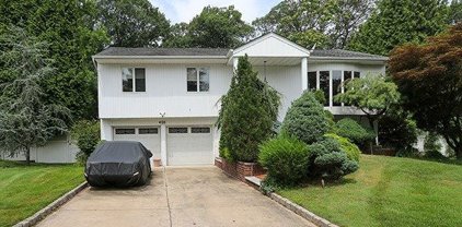 428 Elm Drive, Roslyn