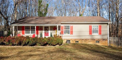 805 Pinoak Road, Greensboro