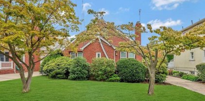 968 N 3rd Street, New Hyde Park