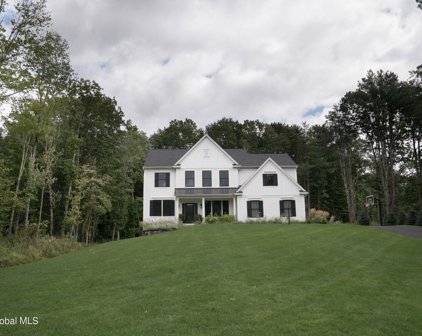 2 Daffodil Drive, Saratoga