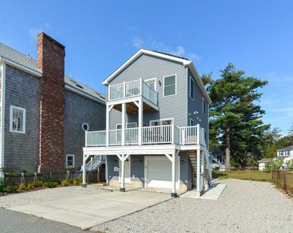 121 Edgewater Dr, Quincy
