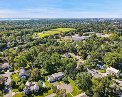 30 Colonial Road, Eastchester