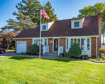 17 Gaymor Lane, Commack
