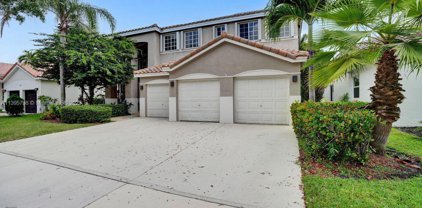 665 Heritage Dr, Weston