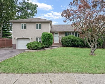 442 Unqua Road, Massapequa