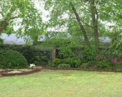 135 Bridle Trail Court, Roswell