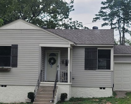 305 Englewood Road, Cammack Village
