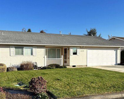 1319 Mulberry Dr, Woodburn
