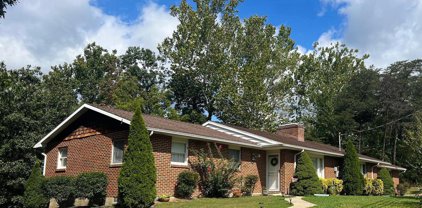9326 Valley Rd, Berkeley Springs