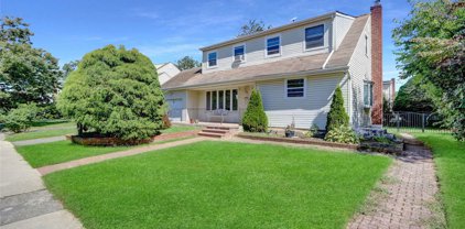 25 Ford Drive W, Massapequa