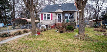 5704 48th Ave, Riverdale