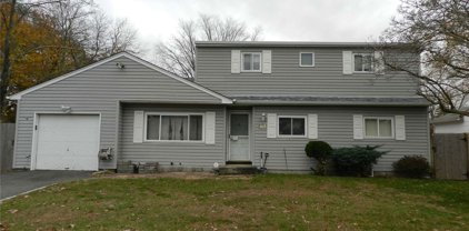 800 Sayville Avenue, Bohemia