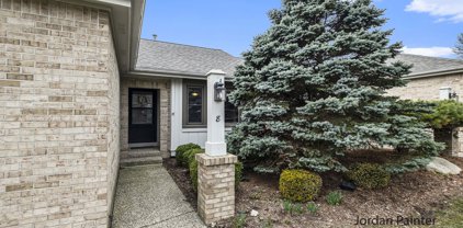 8 Skyline Circle NW, Grand Rapids