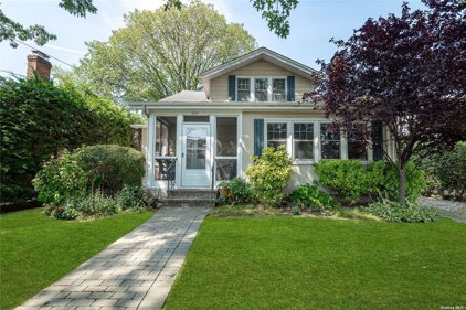 1614 Moffitt Avenue, Hewlett
