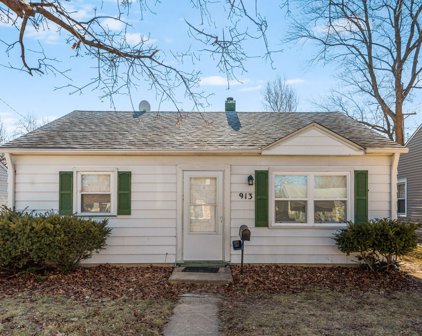 913 Walter Avenue, Aurora