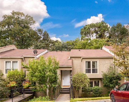 1746 Woodcliff Ne Place, Brookhaven