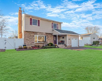 17 Daniel Drive, Farmingdale