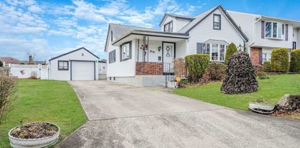 40 Mildred Place, N. Babylon