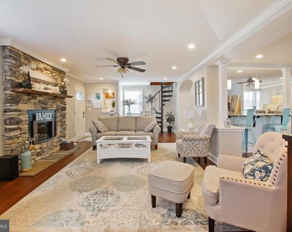 444 Maple Leaf Dr, Edgewater