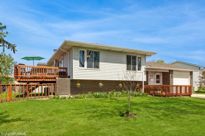 2316 Apache Lane, Woodridge