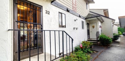 1814 Maple Lane Unit #E32, Kent