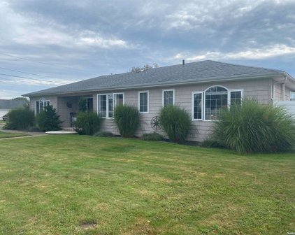 162 Granada Parkway, Lindenhurst