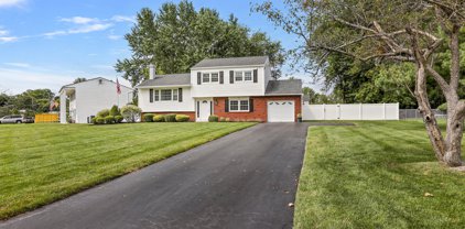 8 Greenleaf Drive, Manalapan