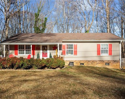 805 Pinoak Road, Greensboro