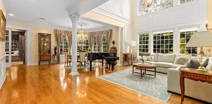66 Stonehill Drive S, Manhasset