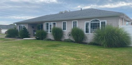 162 Granada Parkway, Lindenhurst
