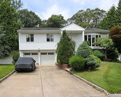428 Elm Drive, Roslyn