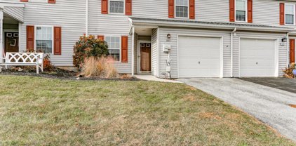 1083 Wooded Pond Dr, Harrisburg
